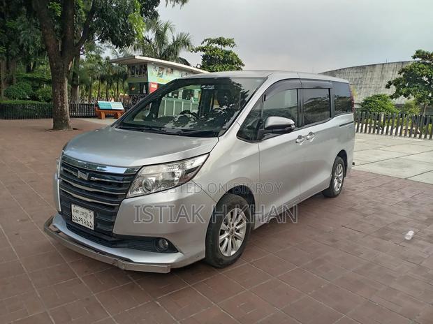 Toyota Noah 2.0 AWD (8 Seater) 2014 Silver