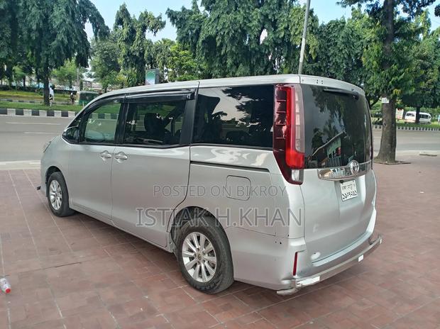 Toyota Noah 2.0 AWD (8 Seater) 2014 Silver