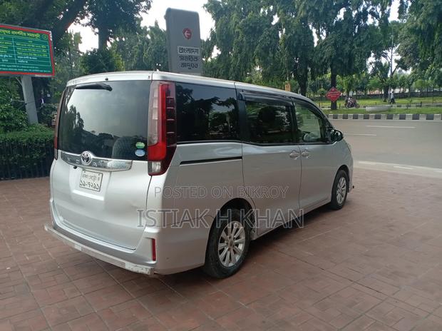 Toyota Noah 2.0 AWD (8 Seater) 2014 Silver