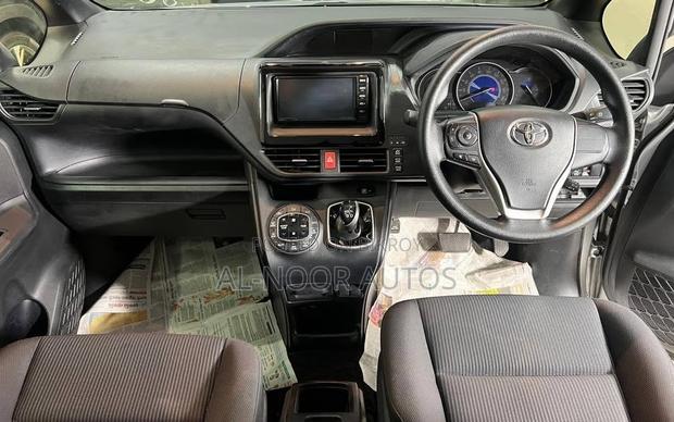 Toyota Noah 1.8 FWD Hybrid (7 Seater) 2021 Silver