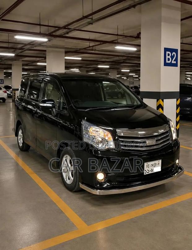Toyota Noah 2.0 143hp FWD (8 Seater) 2013 Black