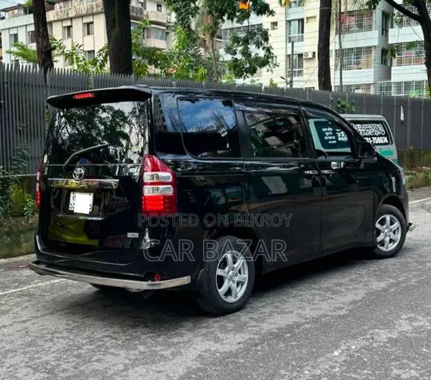 Toyota Noah 2.0 143hp FWD (8 Seater) 2013 Black