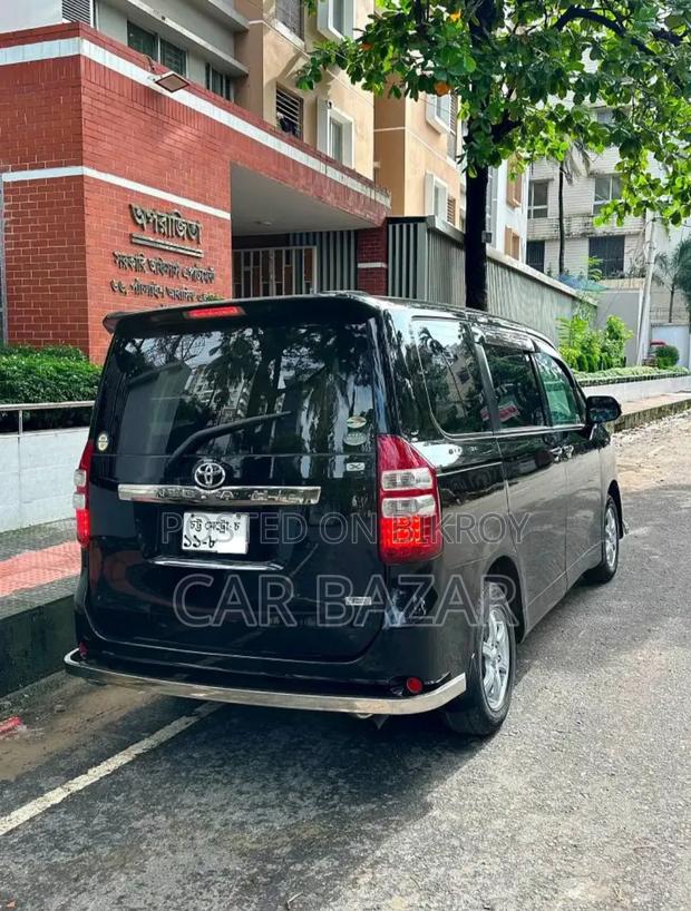 Toyota Noah 2.0 143hp FWD (8 Seater) 2013 Black