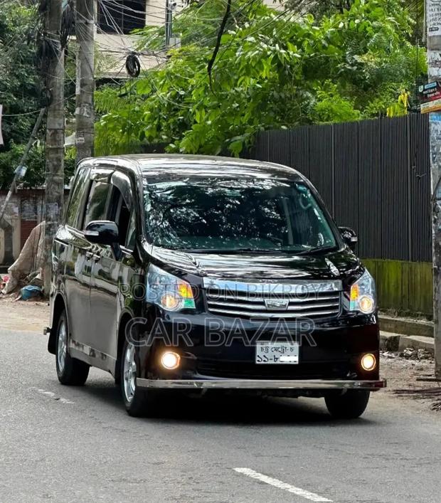 Toyota Noah 2.0 143hp FWD (8 Seater) 2013 Black