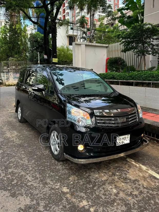 Toyota Noah 2.0 143hp FWD (8 Seater) 2013 Black