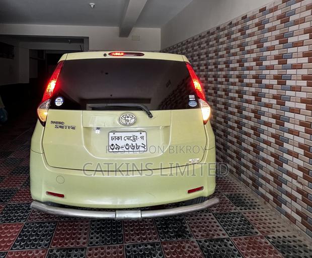 Toyota Passo Sette 1.5 AWD 2009 Yellow