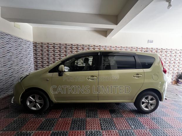 Toyota Passo Sette 1.5 AWD 2009 Yellow