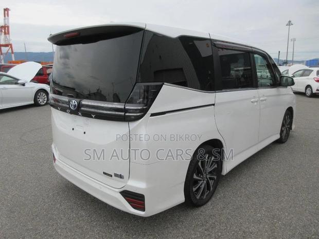 Toyota Voxy 2022 Pearl
