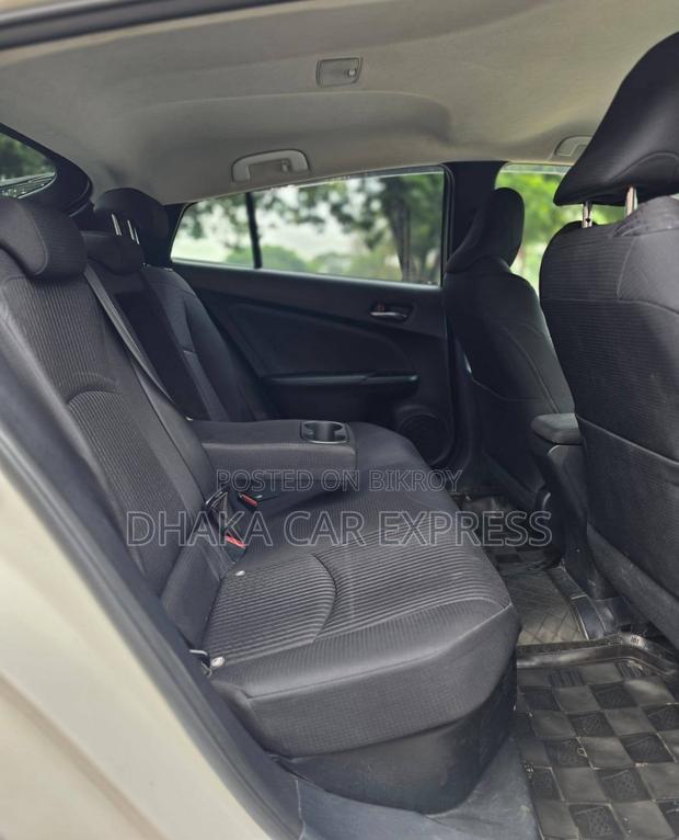 Toyota Prius 4dr Hatchback (1.8L 4cyl Gas/Electric Hybrid CVT) 2016
