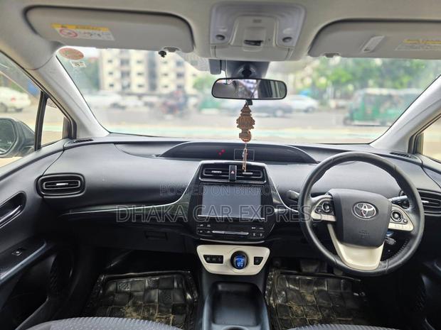 Toyota Prius 4dr Hatchback (1.8L 4cyl Gas/Electric Hybrid CVT) 2016