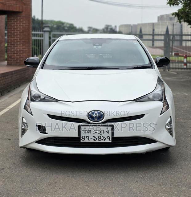 Toyota Prius 4dr Hatchback (1.8L 4cyl Gas/Electric Hybrid CVT) 2016