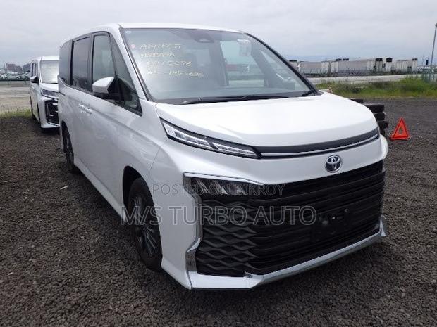 Toyota Voxy 2022 Pearl