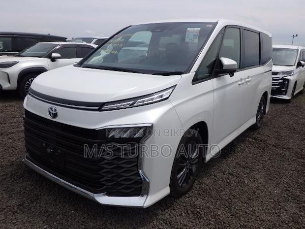 Toyota Voxy 2022 Pearl