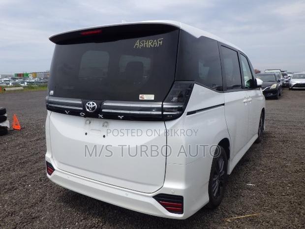 Toyota Voxy 2022 Pearl
