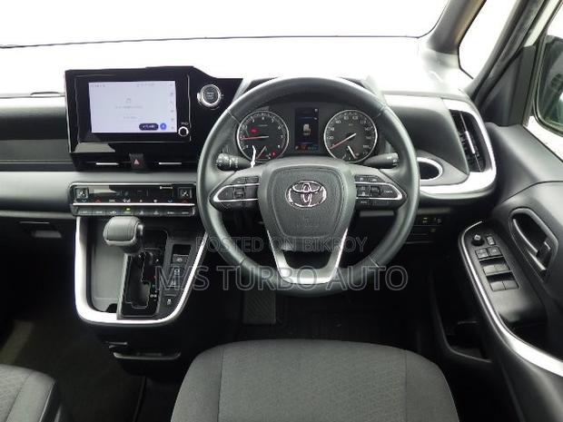 Toyota Voxy 2022 Pearl