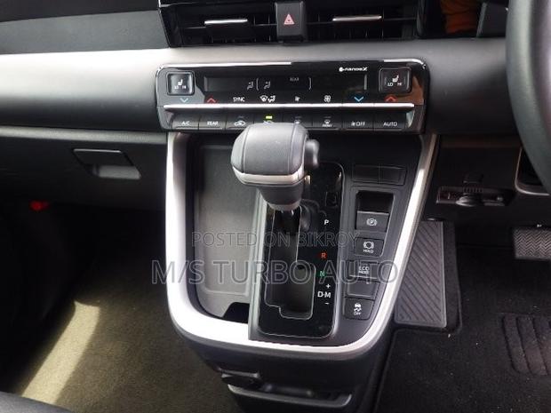 Toyota Voxy 2022 Pearl