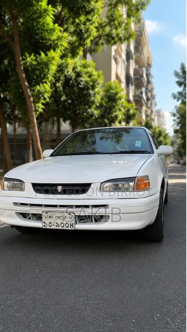 Toyota Corolla 2001 White