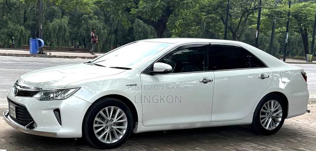 Toyota Camry Hybrid SE 2023 Pearl