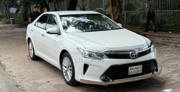 Toyota Camry Hybrid SE 2023 Pearl