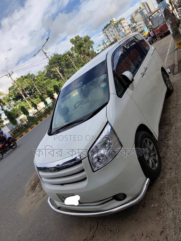 Toyota Noah 2010 Pearl
