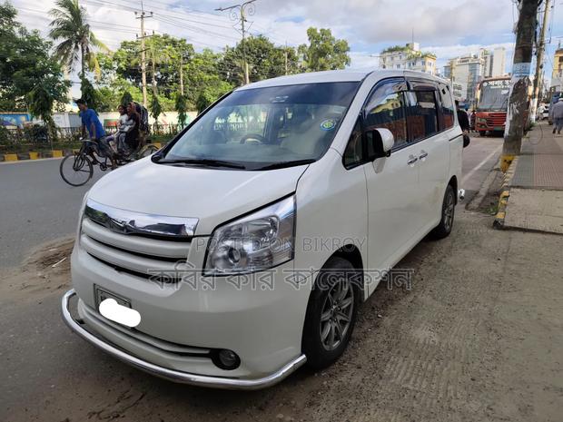 Toyota Noah 2010 Pearl