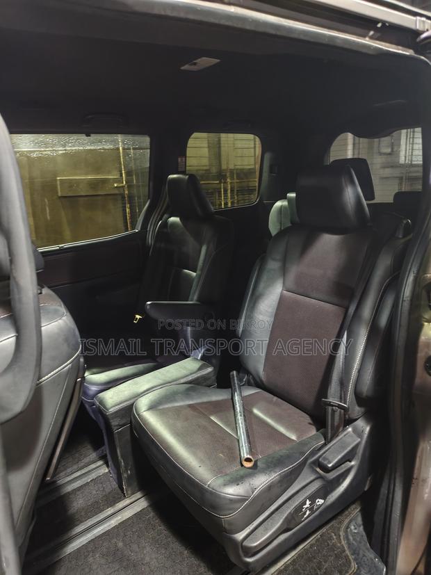 Toyota Esquire 1.8 FWD Hybrid (7 Seater) 2017 Brown