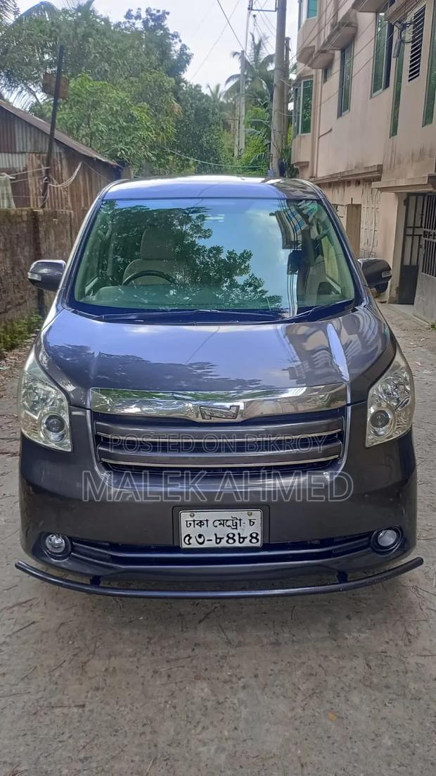 Toyota Noah 2009 Gray