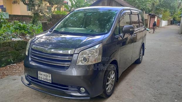 Toyota Noah 2009 Gray