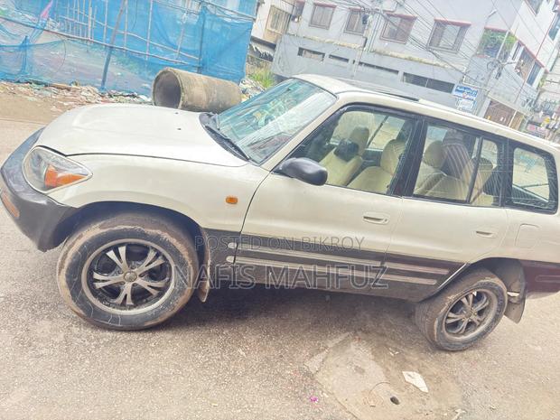 Toyota RAV4 1995 White