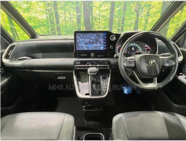 Toyota Voxy 2022 Pearl