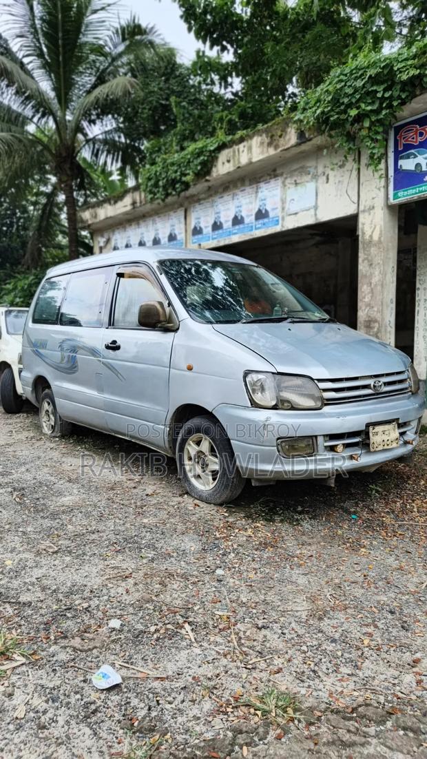 Toyota Noah 2001 Silver