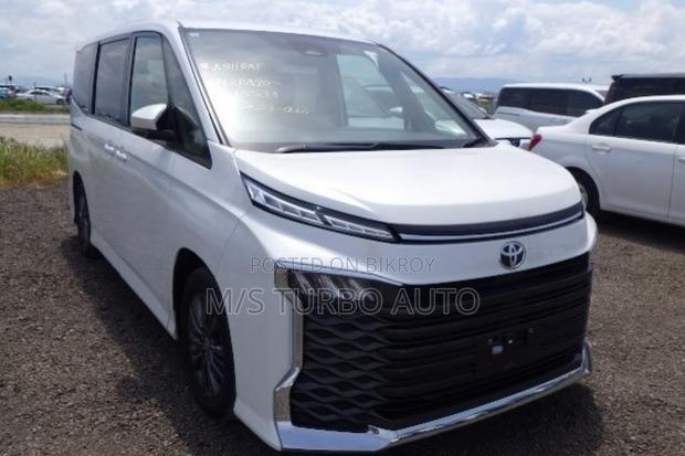 Toyota Voxy 2022 Pearl