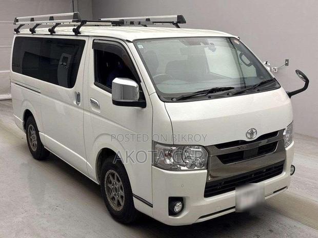 Toyota Grand HiAce 2002 White