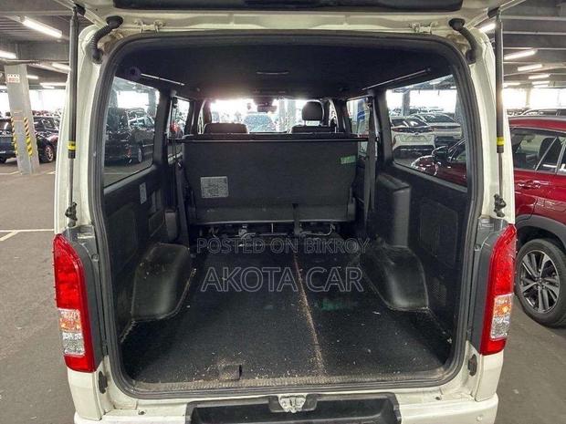 Toyota Grand HiAce 2002 White