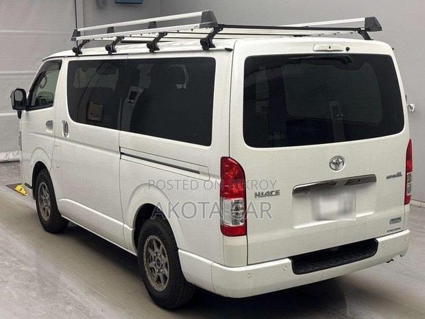 Toyota Grand HiAce 2002 White