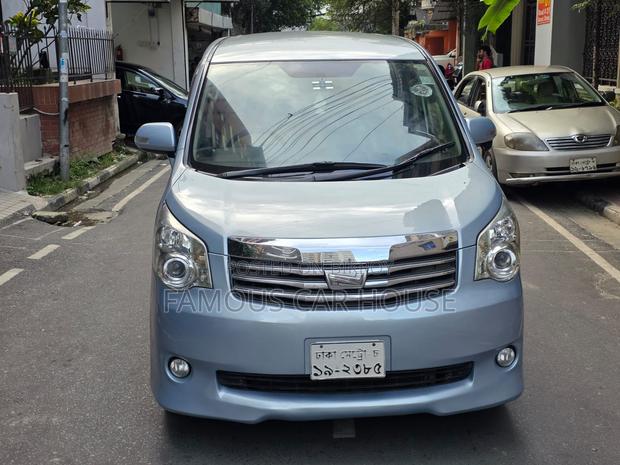 Toyota Noah 2.0 143hp AWD (7 Seater) 2012