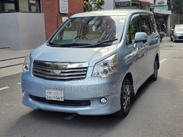 Toyota Noah 2.0 143hp AWD (7 Seater) 2012
