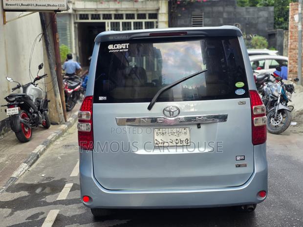 Toyota Noah 2.0 143hp AWD (7 Seater) 2012