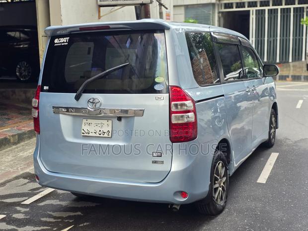 Toyota Noah 2.0 143hp AWD (7 Seater) 2012