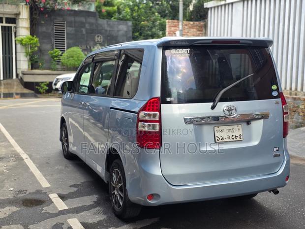 Toyota Noah 2.0 143hp AWD (7 Seater) 2012