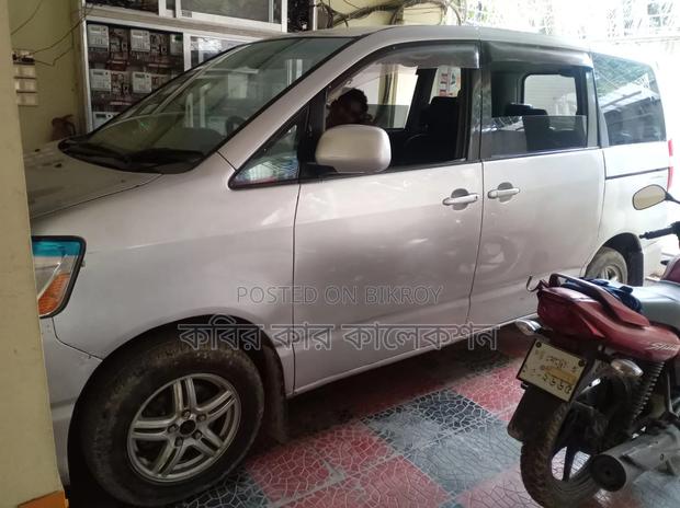 Toyota Noah 2005 Silver