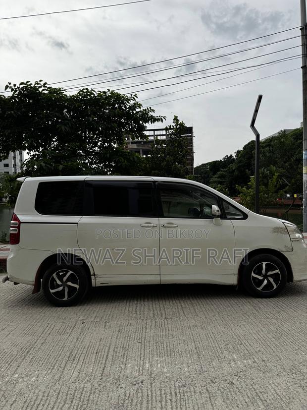 Toyota Noah 2.0 158hp FWD (8 Seater) 2010 Pearl