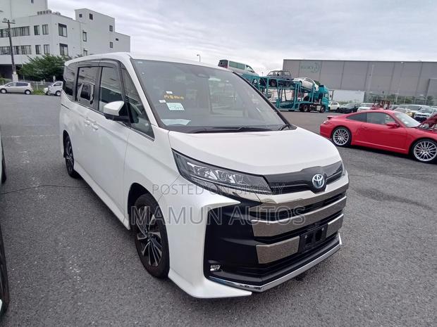 Toyota Noah 2023 Silver