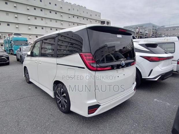 Toyota Noah 2023 Silver