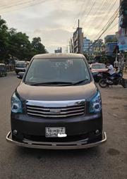 Toyota Noah 2.0 143hp FWD (8 Seater) 2011 Gray for sale