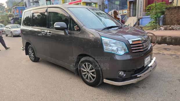 Toyota Noah 2.0 143hp FWD (8 Seater) 2011 Gray