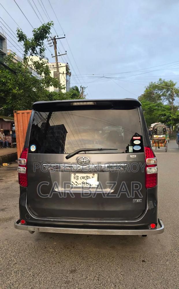 Toyota Noah 2.0 143hp FWD (8 Seater) 2011 Gray