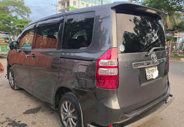 Toyota Noah 2.0 143hp FWD (8 Seater) 2011 Gray