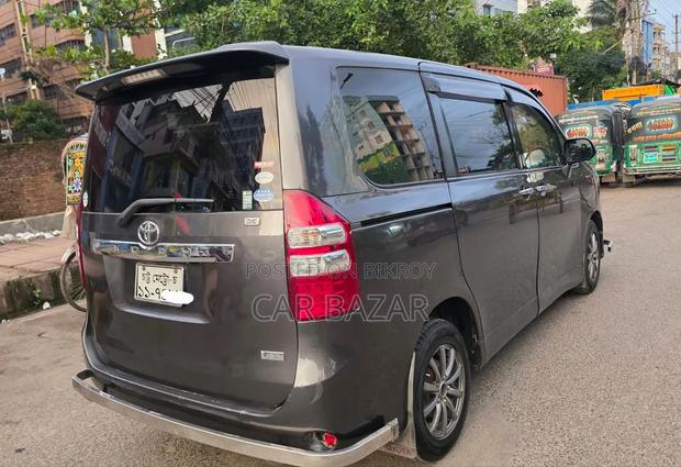 Toyota Noah 2.0 143hp FWD (8 Seater) 2011 Gray
