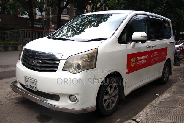 Toyota Noah 2.0 143hp FWD (8 Seater) 2012 White